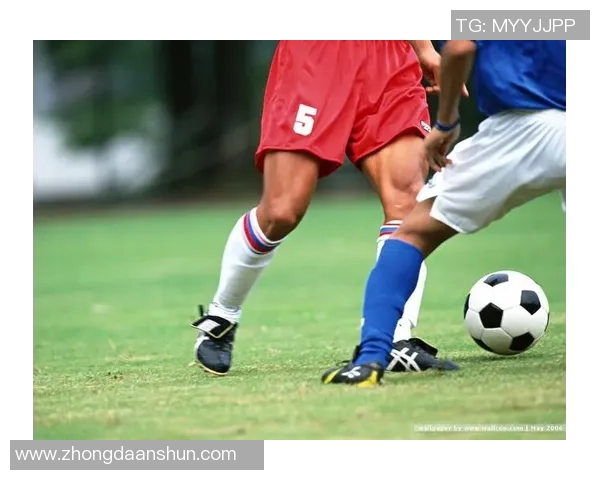 优雅滑跪足球明星展现非凡技艺与运动魅力的完美结合 优雅滑跪足球明星展现非凡技艺与运动魅力的完美结合