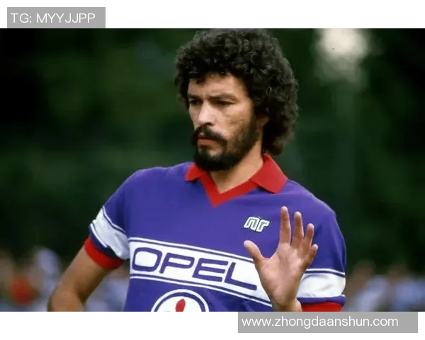 东德足球传奇人物盘点十位不可忽视的足球明星与他们的辉煌成就 东德足球传奇人物盘点十位不可忽视的足球明星与他们的辉煌成就